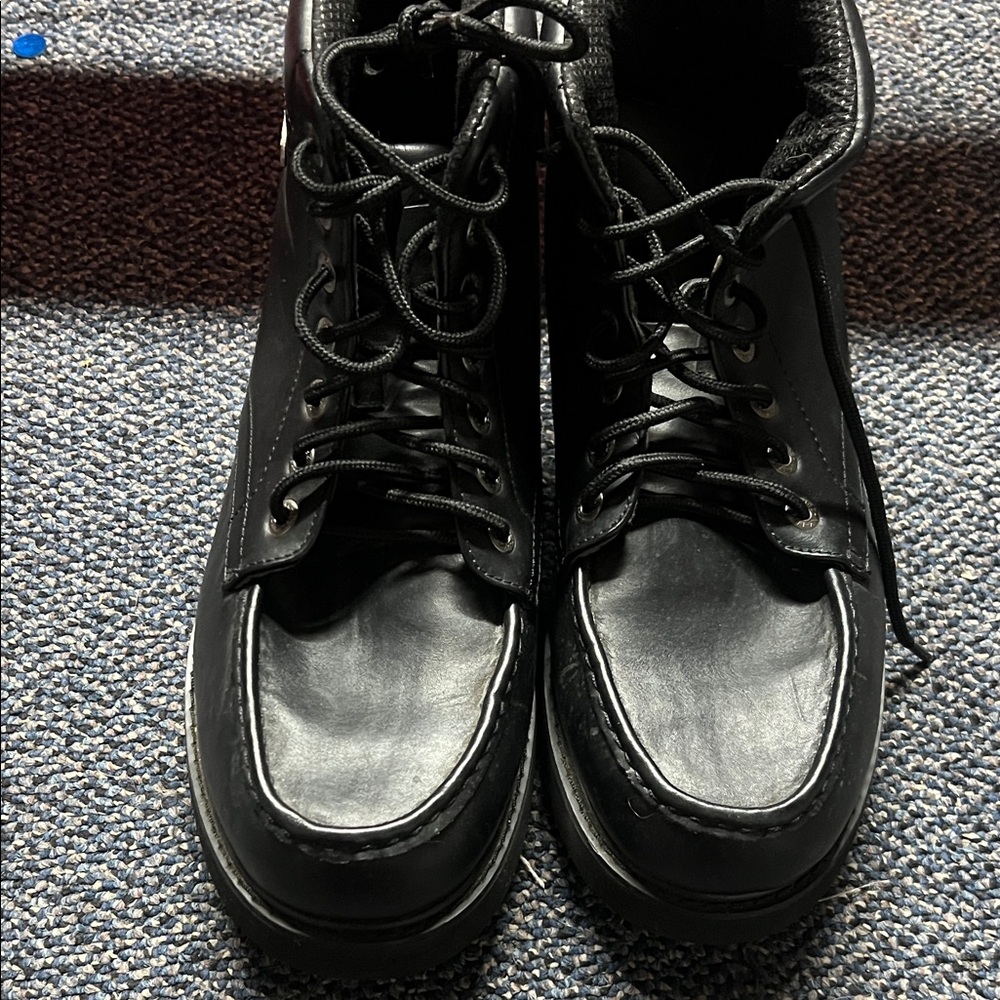 Lugz Men's Sleek Black Leather Boots - Picture 5 of 6